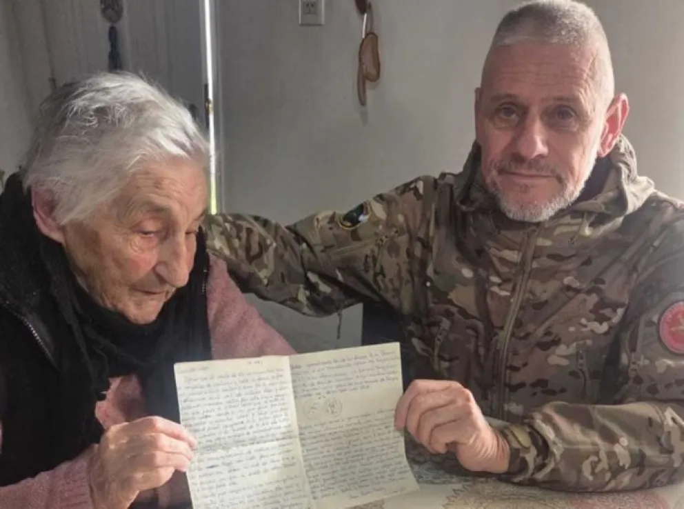 Héctor Daniel Ponce y su madre con la carta.