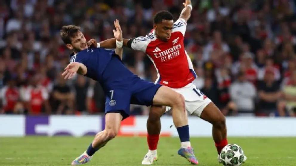 Jurriën Timber y Khvicha Kvaratskhelia, emblemáticos de la gran defensa de Arsenal y el brillante ataque de PSG. Pro Shots.