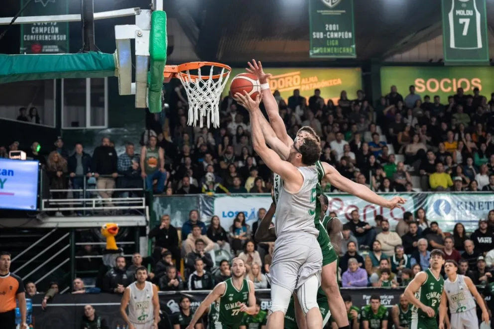 Minutos de alta tensión en el basquet / Fotografía: Créditos al autor