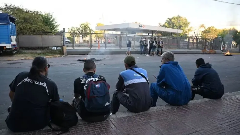 Trabajadores de Fate se agruparon en la histórica planta de San Fernando tras la noticia de su cierre. FOTO: Maximiliano Luna / INFOBAE