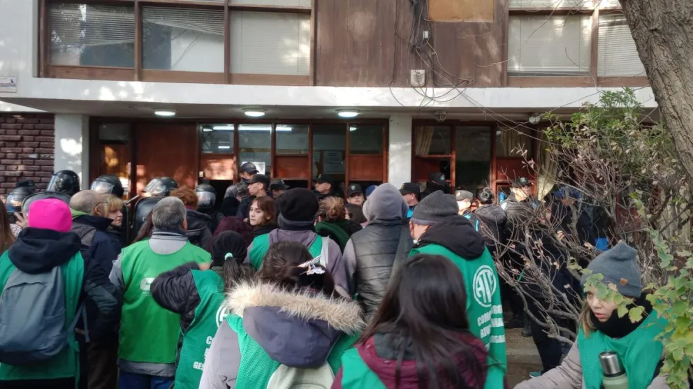 Tensión en Kilómetro 3: Destrozos y violencia en Supervisión de Escuelas