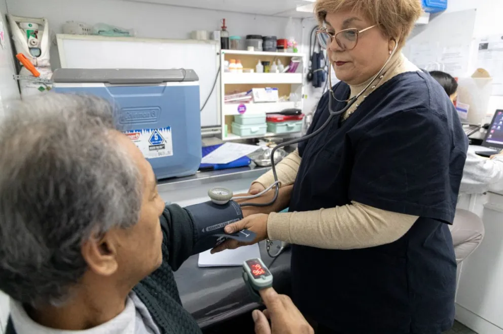 El tráiler de salud municipal inició su atención en zona sur y permanecerá durante todo junio en el barrio Juan XXIII