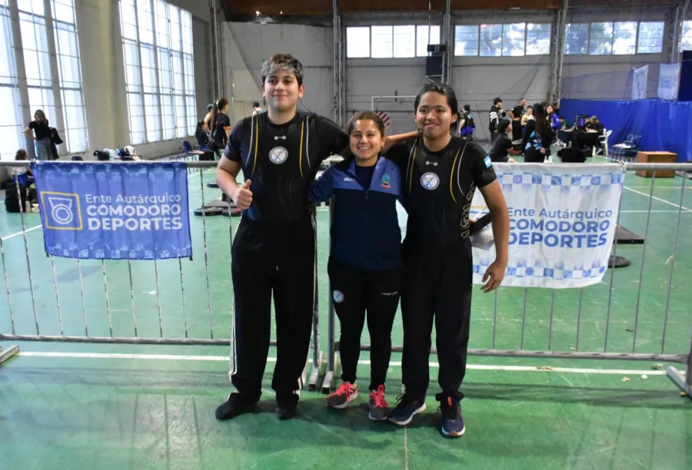 La profesora Cinthia Cadiz con mucho esfuerzo sigue haciendo crecer el levantamiento olímpico en Comodoro desde el gimnasio Municipal N° 1.