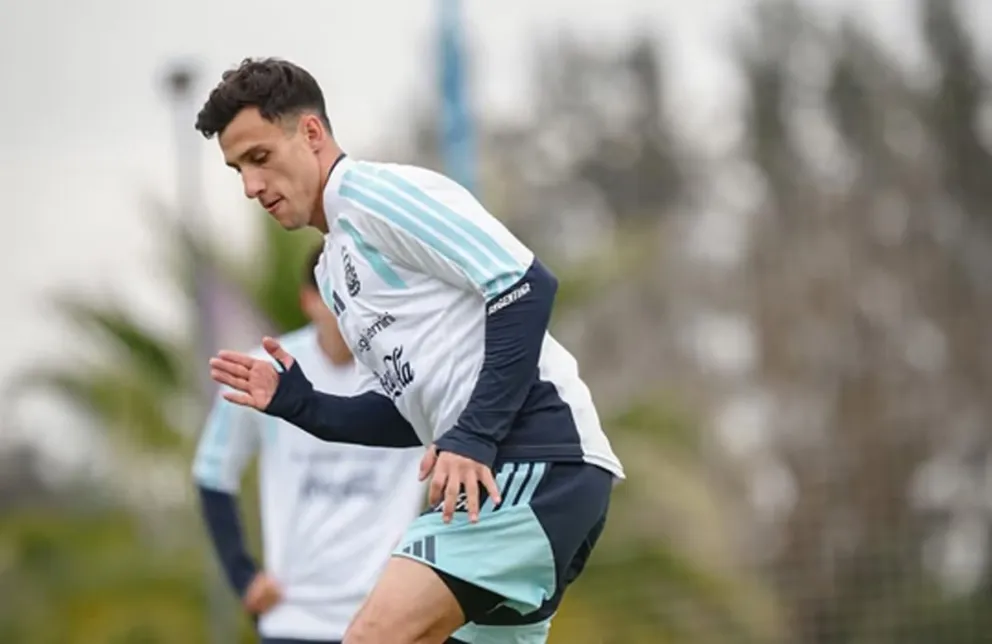 Scaloni notificó a cuatro futbolistas que podrían sumarse al plantel si se produce alguna baja antes del debut.