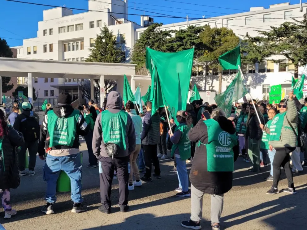 ATE profundiza el paro y realiza cortes frente al Hospital Regional