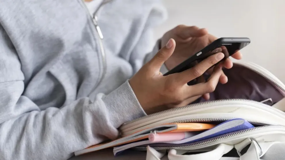 Chubut reguló el uso de celulares en las escuelas: cómo será la nueva normativa