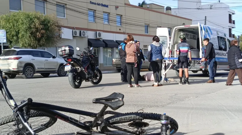Una octogenaria fue embestida por un ciclista en el centro de Comodoro