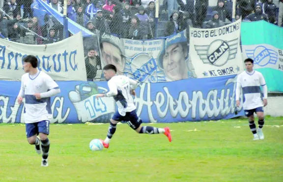 El líder, Newbery, viaja a Sarmiento El líder, Newbery, viaja a Sarmiento