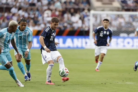 Argentina ganó con goles de Martínez y Simeone Argentina ganó con goles de Martínez y Simeone