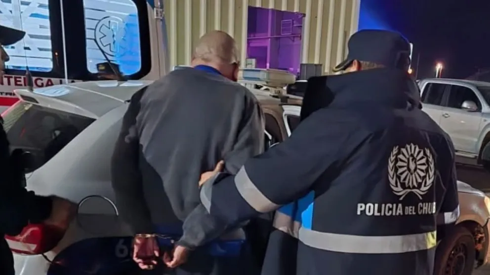 Un hombre fue detenido este sábado por la noche tras agredir con piedras y botellas a efectivos policiales durante el recital de Los Fundamentalistas del Aire Acondicionado /Fotografía: Policía del Chubut