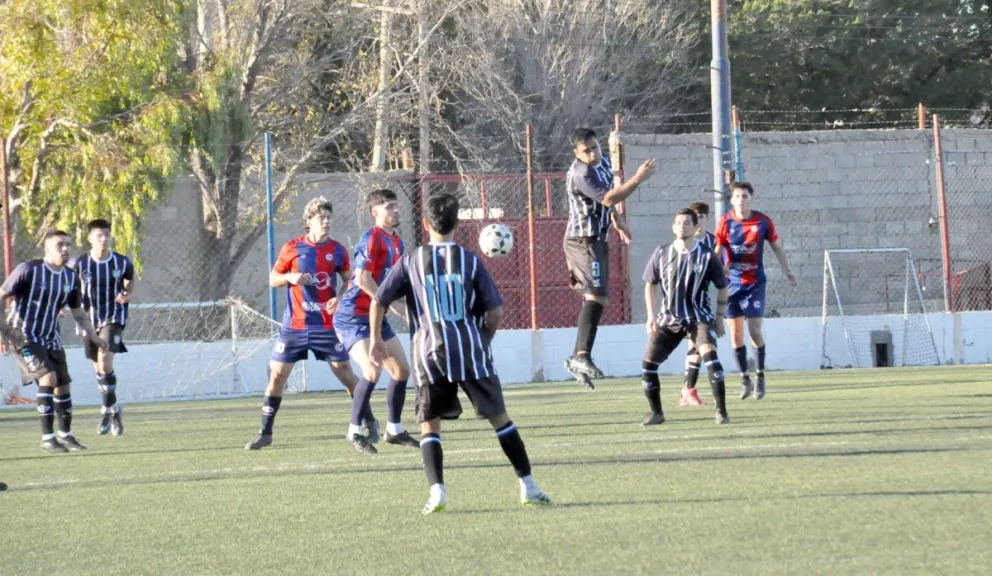 Saavedra es nuevo líder tras un partido con seis expulsiones