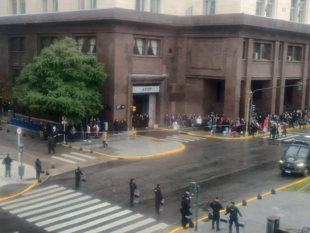Los trabajadores se refugiaron en los techos del edificio de la ARCA.
