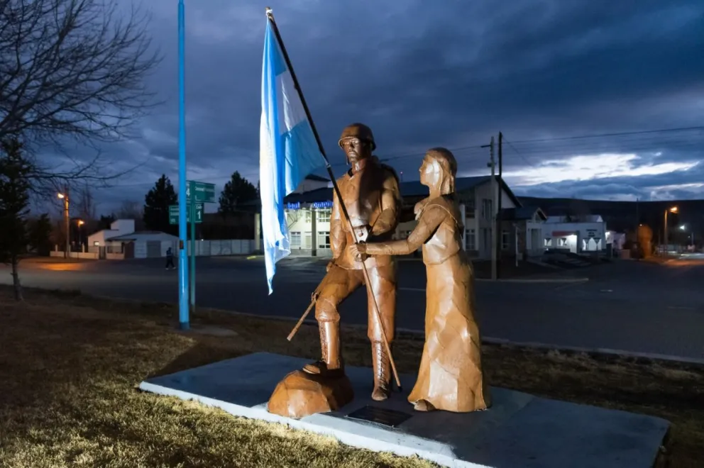 En Tecka inauguraron un nuevo monumento al héroe d