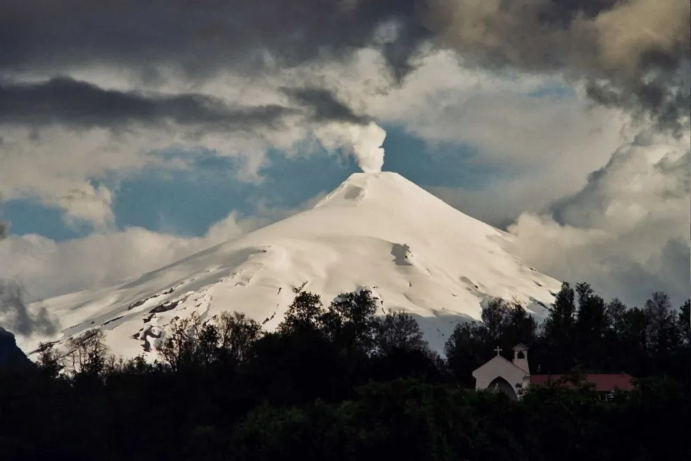 El volcán Villarrica registró estallidos y lanzó columnas de lava: Qué riesgos existen para la Patagonia argentina
