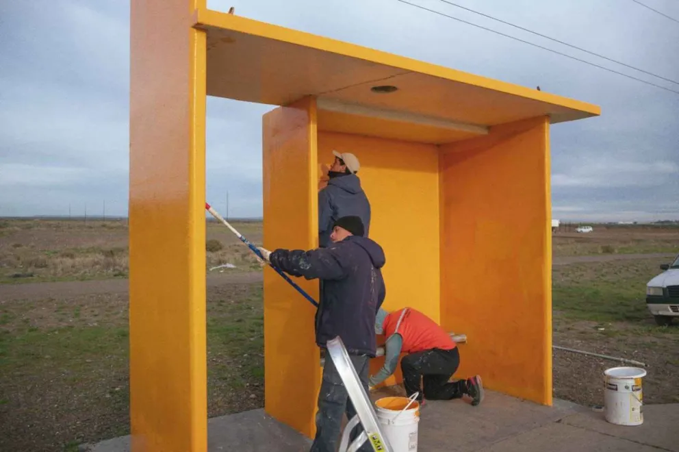 Rawson: Se realizan trabajos de reacondicionado en casetas de colectivos 