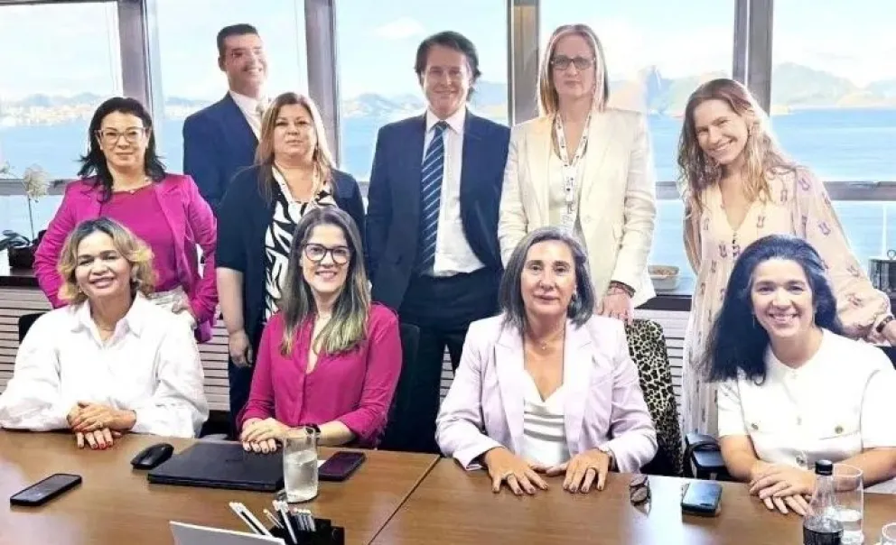 Representantes de DaVita, Grupo Olmos, Nefra LATAM y el estudio Demarest durante la firma del acuerdo que formaliza el desembarco de Nefra Medical Care en Brasil