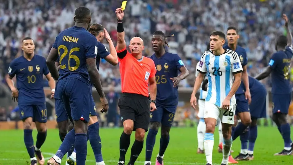 Szymon Marciniak (Polonia) fue el árbitro de la última final entre Argentina y Francia (AP Photo/Natacha Pisarenko).