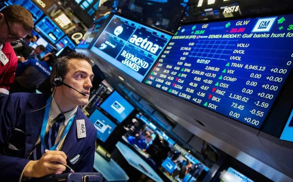 El mercado analiza el impacto de la nueva calificación sobre el crédito argentino.
