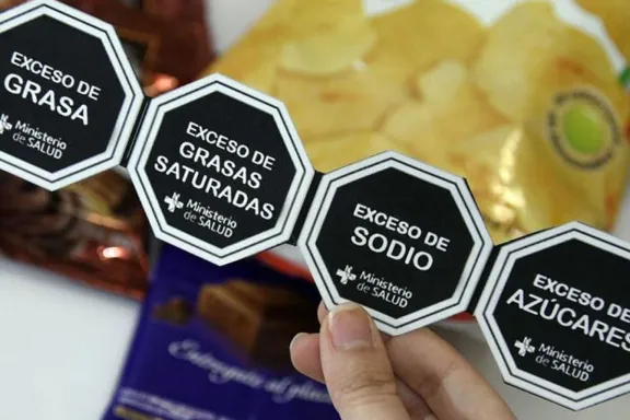 Alertan que eliminar los sellos de advertencia afectaría el acceso a información alimentaria
