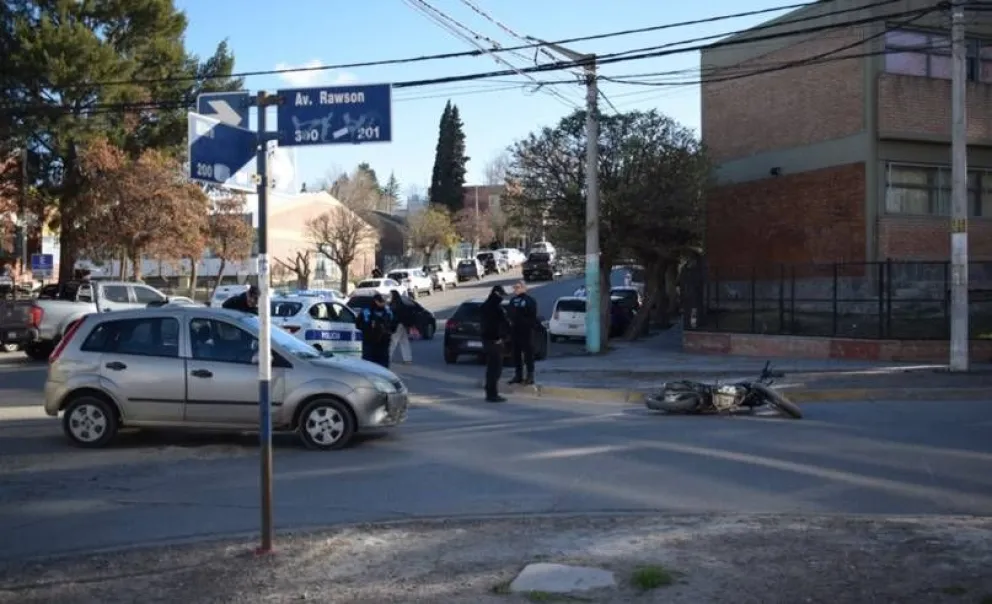 Un motociclista hospitalizado tras un fuerte choque en Trelew