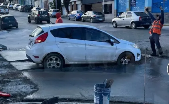 Comodoro: quiso pasar por una obra de bacheo y terminó con el auto hundido en el asfalto fresco