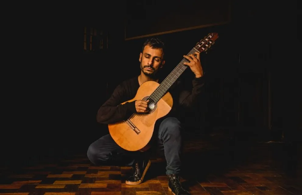 Hoy, viernes 12 de junio a las 21 horas, se presentará el reconocido cantautor cordobés Lucas Heredia.