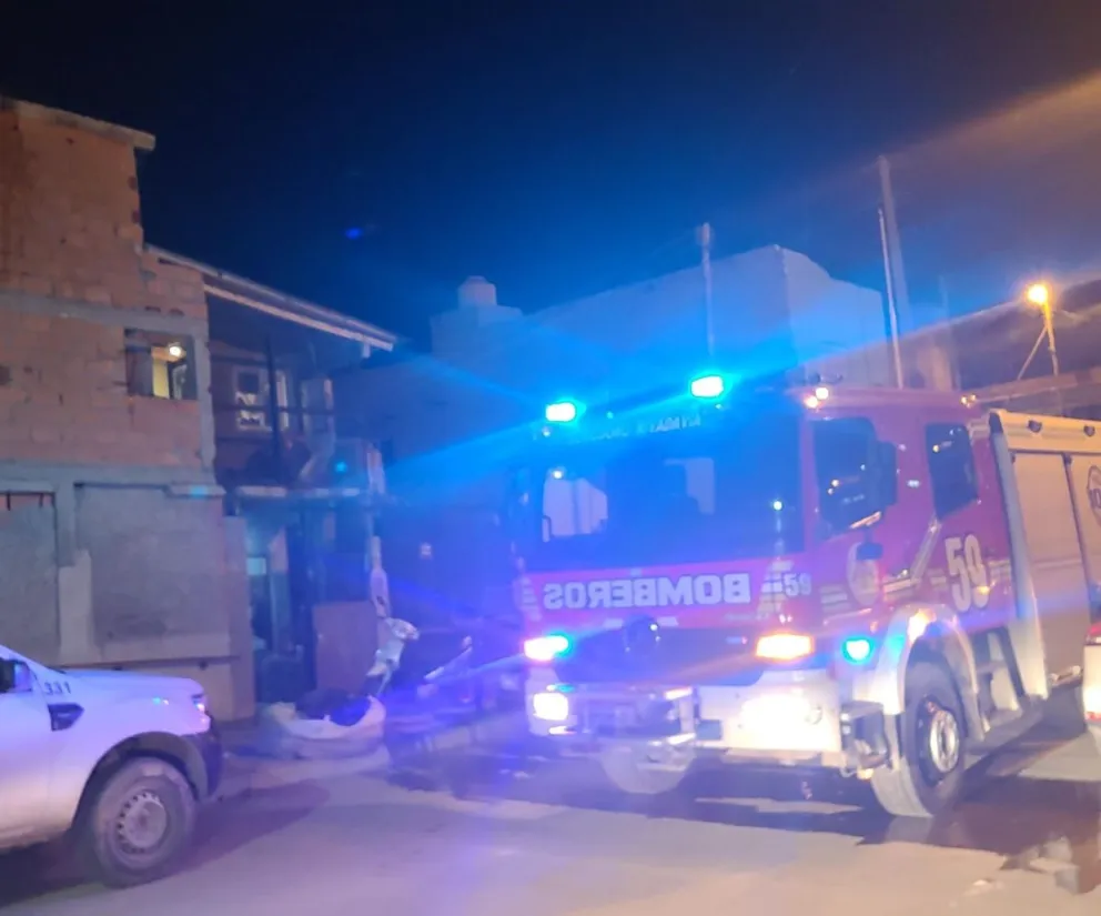 Cocinaba un asado, comenzó a incendiarse el fogón y tuvo que llamar a los bomberos