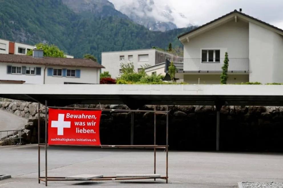 Suiza define en referéndum el límite de su población y cambios militares