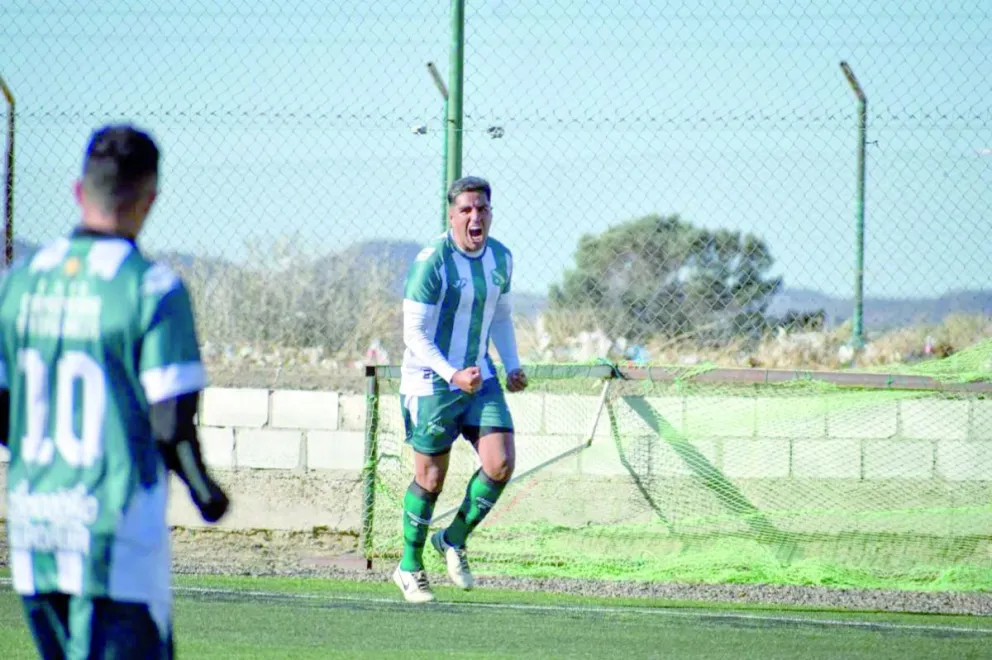 Matías Carrizo fue la figura de Camioneros, anotando 3 de los 8 goles.