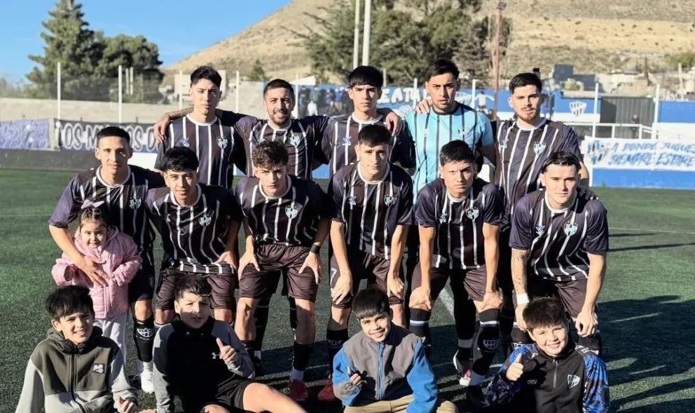 Saavedra goleó y sigue en lo más alto