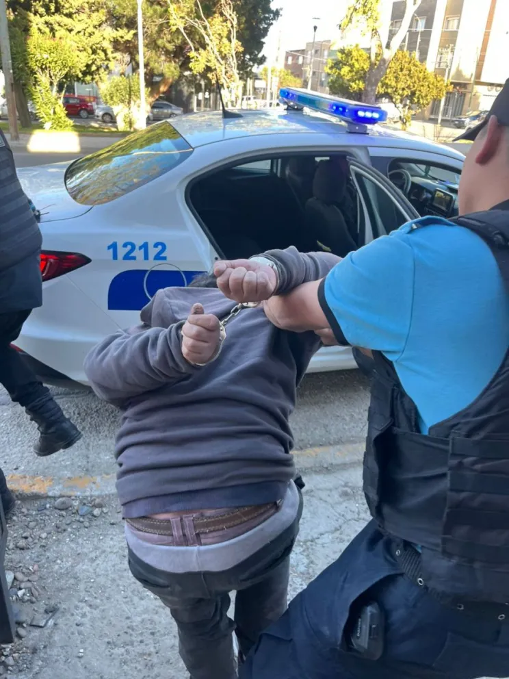 Le arrojó una piedra a un empleado de un comercio y terminó detenido