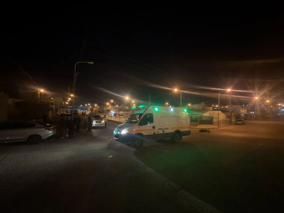 Un motociclista terminó en el hospital tras colisionar con un auto