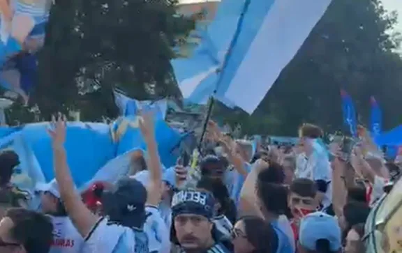 Kansas City se tiñó de celeste y blanco: impresionante banderazo argentino antes del debut
