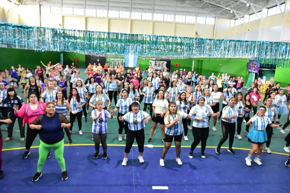 Zumba es una actividad con una gran convocatoria en todas las sedes municipales y esta vez hicieron una puesta en escena con sentido solidario.