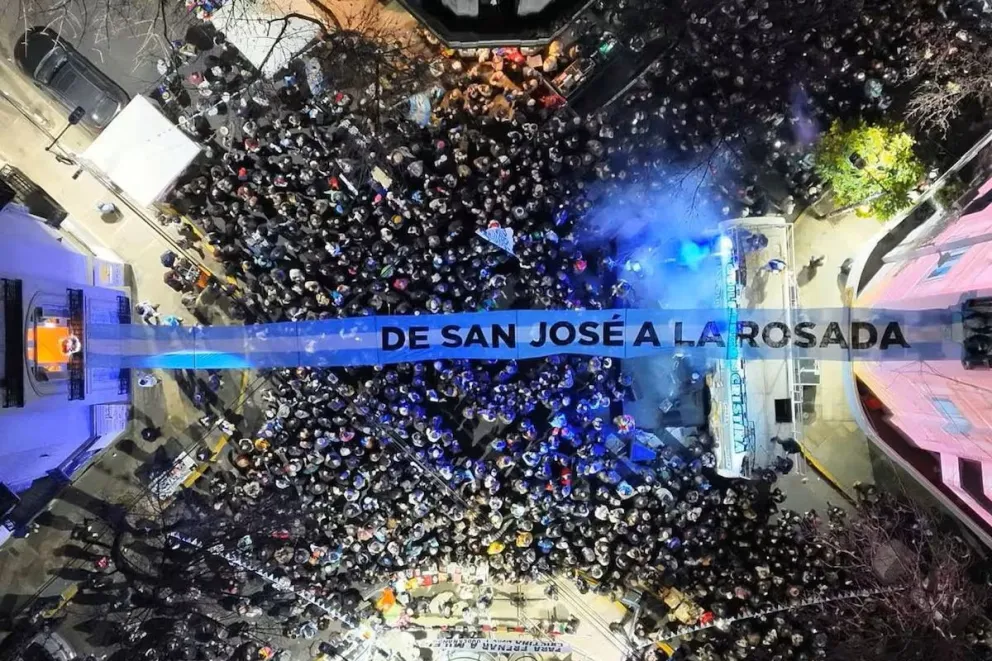 El "banderazo" en la puerta de la casa de Cristina Kirchner podría hacerle perder la prisión domiciliaria