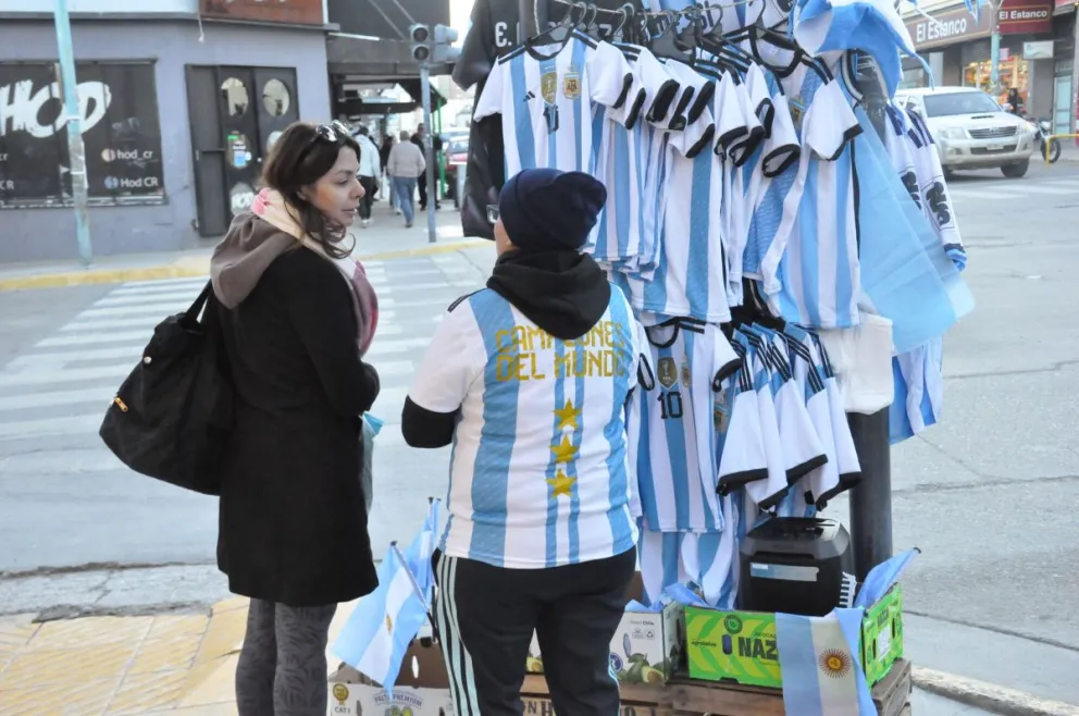 Furia albiceleste: se disparó la venta de camisetas de Argentina en Comodoro
