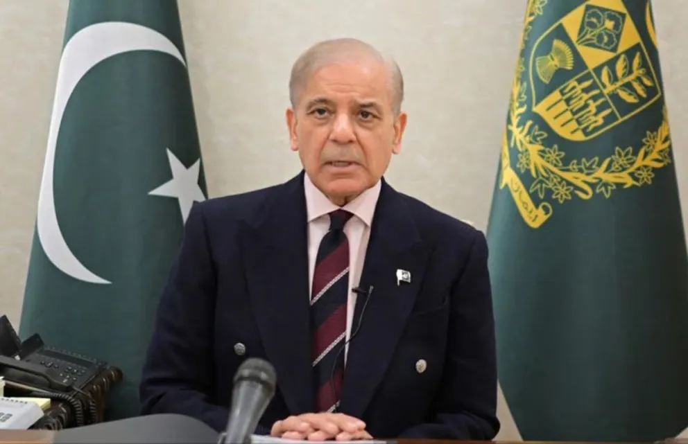  Shehbaz Sharif, primer ministro de Pakistán, firmó este jueves el documento que formaliza su rol de mediador entre Estados Unidos e Irán. 