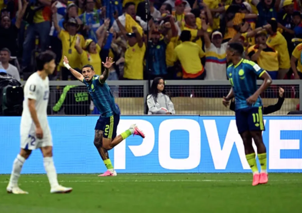 Daniel Muñoz festeja el primer gol de Colombia