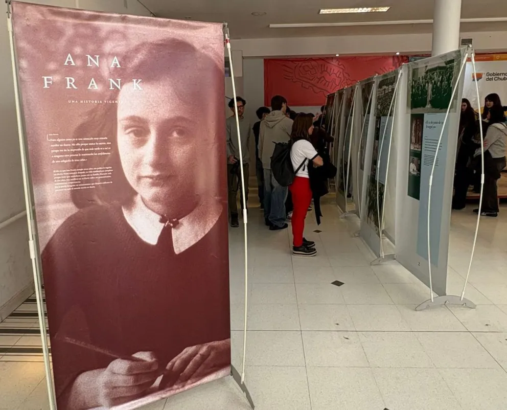 La muestra itinerante del Centro Ana Frank llegó a Rawson y destacó el compromiso de jóvenes chubutenses