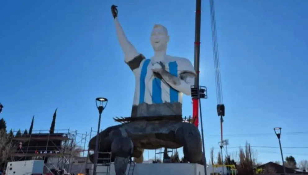 Cutral Co inauguró una estatua de Messi de 26 metros de altura.