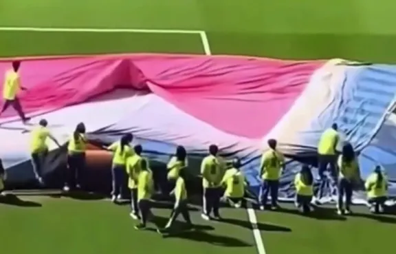 Quedó envuelto en una bandera y se volvió viral en el Mundial 2026