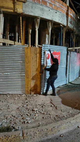 Trepó un cerco de más de dos metros de altura para robar en una obra en construcción y lo atraparon