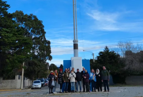 Vecinos de Km 3 realizaron un nuevo izamiento patrio en el Mástil de Los Españoles