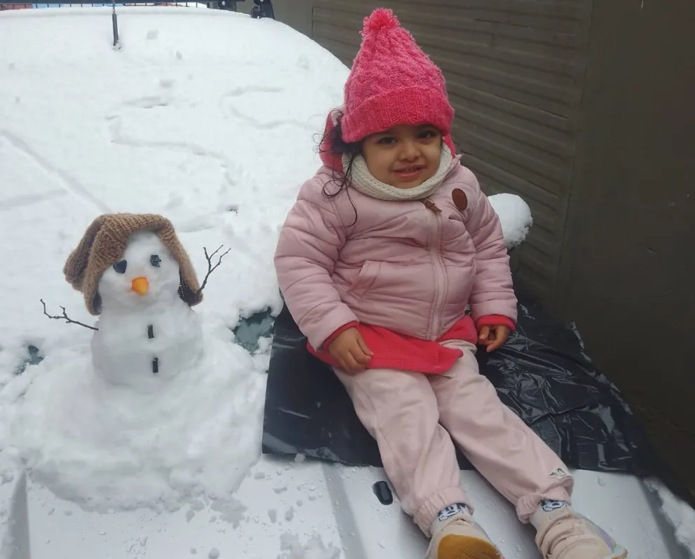 Fotito de una hermosa pequeñita (de la familia de Crónica), con su muñeco de nieve, en Comodoro Rivadavia, en el invierno del año 2024.
