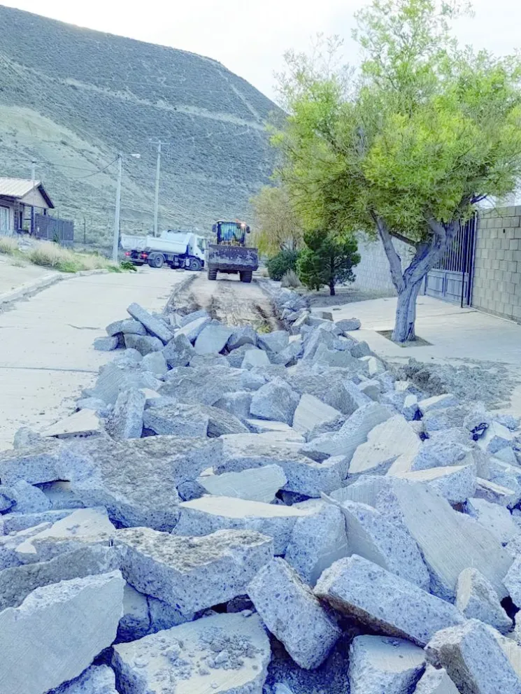 Barrio Los Tilos: Repararon el pavimento dañado por el movimiento geológico del cerro Hermitte