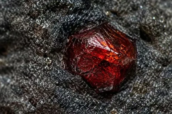Científicos detectan granate en fragmentos de meteoritos del planeta Marte