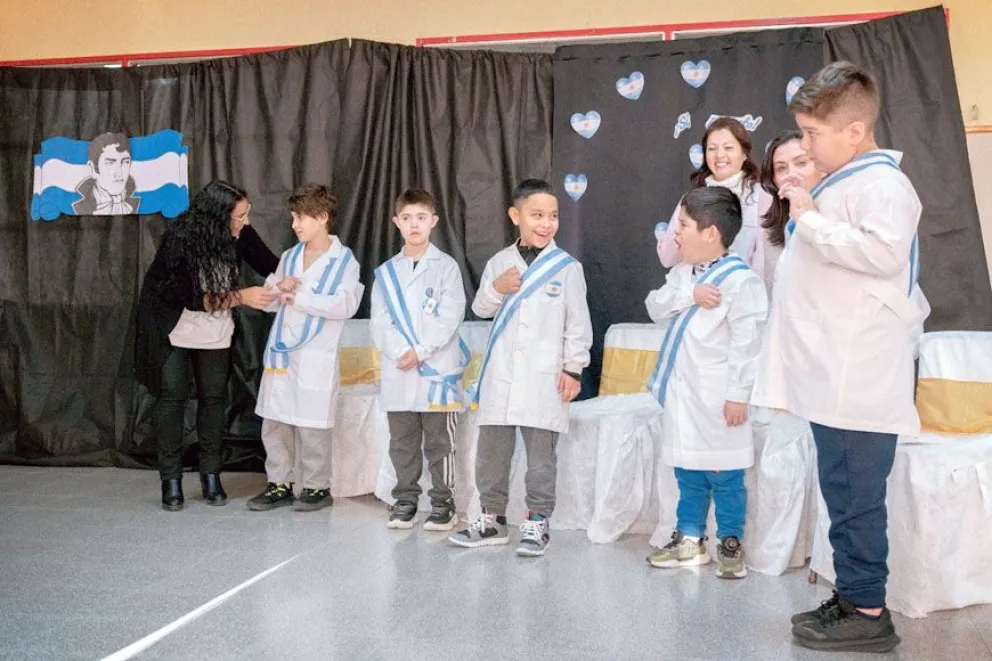 Rawson: Acto de promesa de lealtad a la bandera en la escuela 504