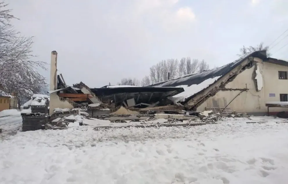 Colapso del Gimnasio Municipal de El Hoyo, ocurrido en julio de 2022 debido al peso de una intensa nevada.