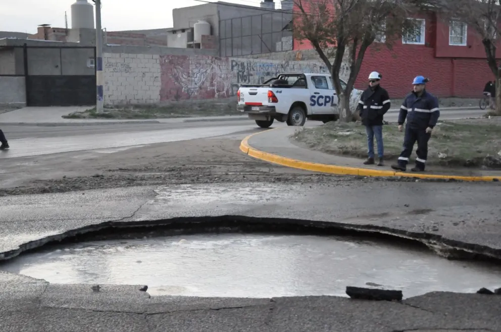 Comodoro: se abrió un enorme socavón en San Cayetano por la rotura de un acueducto