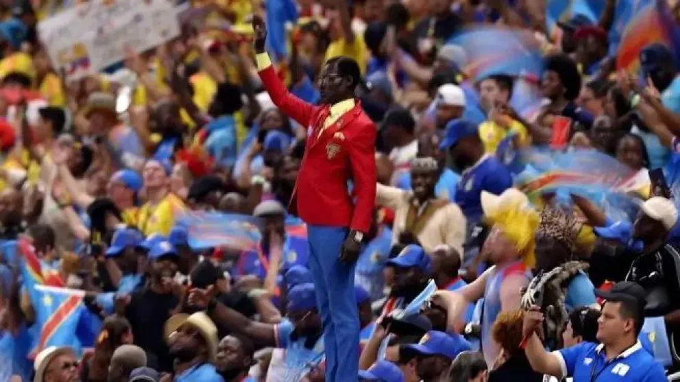 Quién es Lumumba Vea, el “hincha-estatua” de RD Congo